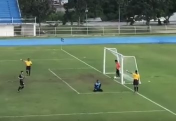 Футбол тарихындағы ең күлкілі пенальти (видео)