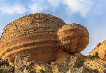 Өседі, көбейеді, қозғалады. Қазақстанда тірі тастар бар