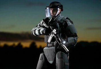 ExoM экзосүлдесі жүкті жеңілдетеді және мылтық оғынан қорғайды (видео)