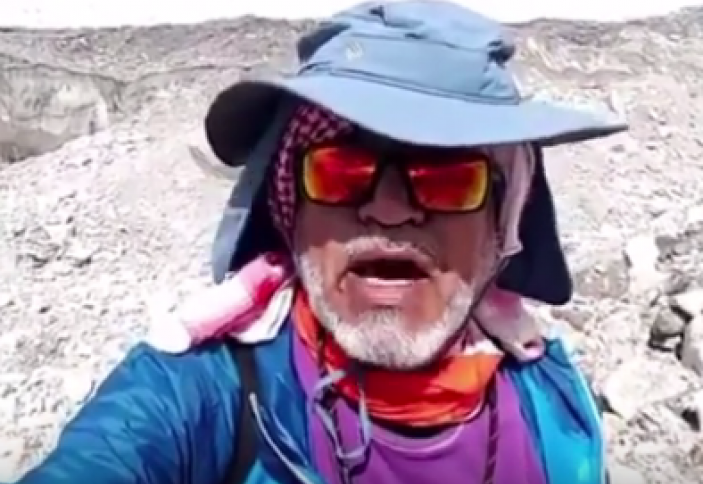 Шартарап: Саудиялық қарт  Эверестен әйеліне сәлем жолдады (ВИДЕО)