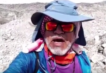 Шартарап: Саудиялық қарт  Эверестен әйеліне сәлем жолдады (ВИДЕО)