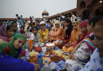 Чем мусульмане из разных стран мира разговляются во время Рамадана? (фото)