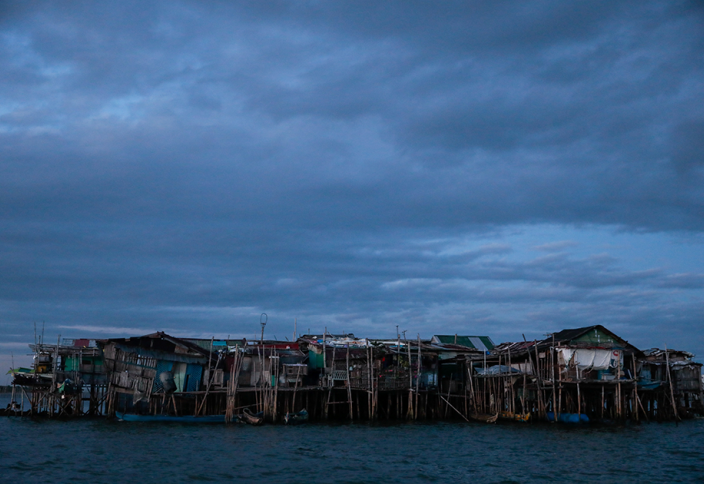 Маленькая филиппинская деревня уходит под воду. Почему ее жители отказываются уезжать? (фото)