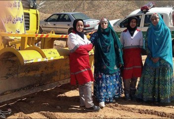 Автожолды өздері төсейтін әйелдер