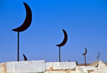 Қайтыс болған адамның жаназасы шығарылмай тұрып, Құран оқи беруге бола ма?