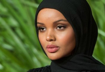 Күніне бес уақыт намаз оқимын: Хиджабтағы бойжеткен қалайша супермодель атанды