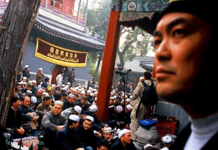 В Китае чиновника наказали за отказ курить в присутствии мусульман