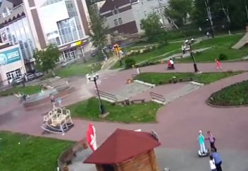 Жел екпінінен адам отырған беседка аударылып қалды (видео)