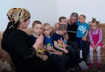 Уәдесін орындамақ болған әйел мүгедек сегіз баланы асырап алды (фото)