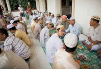 Мусульмане со всего мира накормили Камбоджу