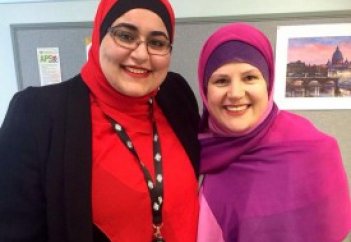 Оққағарлар мұсылман әйелдерді қорғайды