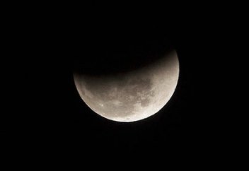 На Луне нашли достаточные для ее колонизации запасы воды