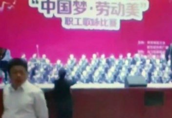 Хор әншілері опырылған сахнамен бірге құлады (видео)