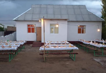 Түркістандық түлектер мұқтаж сыныптасының отбасына үй салып берді