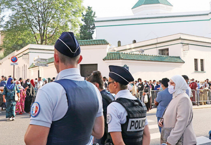 Разные: Власти Франции уволили имама из мечети за «нереспубликансие» цитаты из Корана