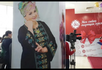 Роза Әлқожа орамал дүкенін ашты