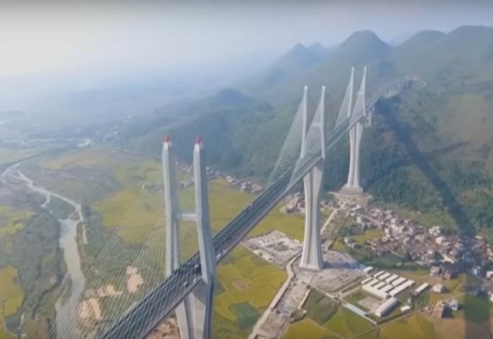 Самый длинный в мире вантовый мост сняли с высоты птичьего полета (видео)