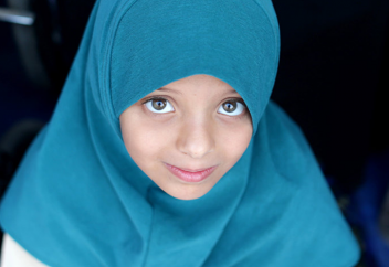 Бастауыш сынып оқушысының мектепке шариғат шәлісін жамылып келуіне не түрткі болды?