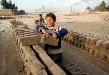 Законно ли привлечение школьников к «летним отработкам»