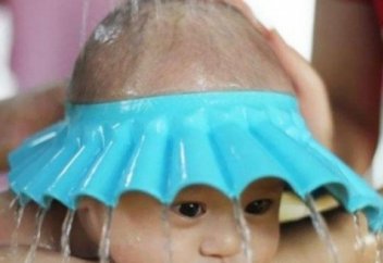 Кіп-кішкентай балақай суға түсіп кетті. Содан кейін не болғанын видеодан көріңіз