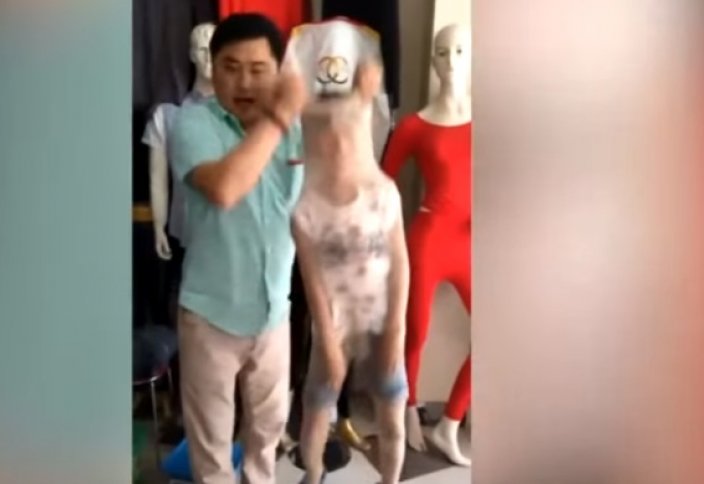 Китайский бизнесмен запихнул сына в колготки ради рекламы своего товара (видео)