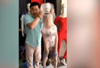 Китайский бизнесмен запихнул сына в колготки ради рекламы своего товара (видео)