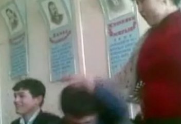 Оқушы шашынан жұлмалаған мұғалімге жауап қайтарды (видео)