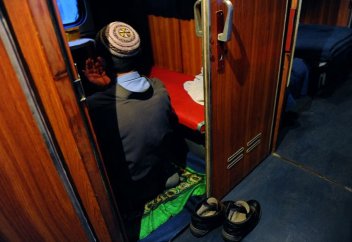 Жолаушы адам намаздарын қысқартпай толық оқып қойса, санала ма?