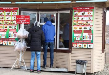 Казахстан захлестнула благотворительная акция по раздаче бесплатного хлеба