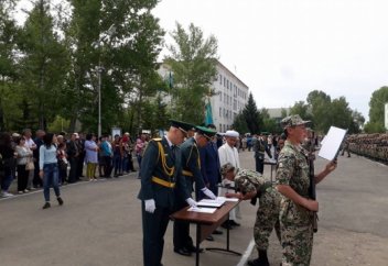 Күршім ауданының имамы сарбаздардың ант қабылдау рәсіміне қатысты