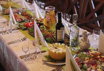 Арақ қойылған дастарханда отыруға бола ма?