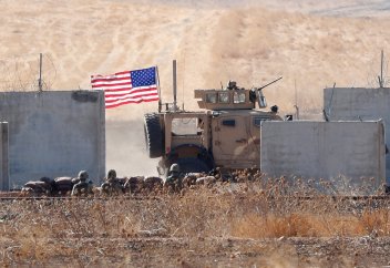 США закрыли две военные базы в Сирии, а третью передали курдам