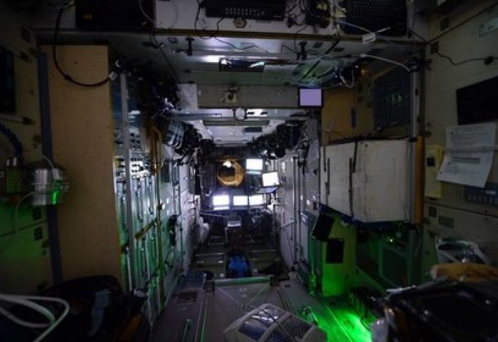 Космонавты задумались о судьбе планеты и остались на орбите в темноте