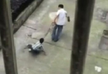 Қытайда баласын арқанмен сүйреген азамат көпшіліктің жағасын ұстатты (видео)