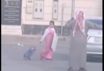 Балаларға деген қамқорлығы үшін күзетші марапатталатын болды (ВИДЕО)