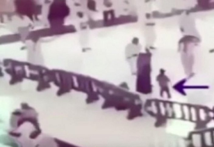 Құлаған краннан анасын аман алып қалды (ВИДЕО)