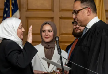 Судья в хиджабе принесла присягу в США