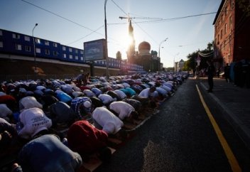 ЭХО Москвы: "... на время Ураза-байрам прикрывают изображения полуобнаженных тел"