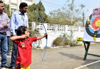 Әртүрлі: Үндістанда 2 жастағы садақшы қыз рекорд орнатты (видео)