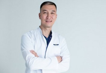 Астаналық дәрігер әлеуметтік жағдайы нашар, ата-анасынан айырылған балаларды тегін емдеуді қолға алды