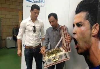 Разные: Криштиану Роналду начал читать Коран на карантине