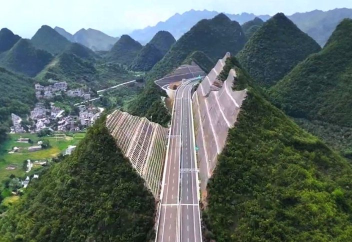 Қытай тауды қақ бөлді (видео)