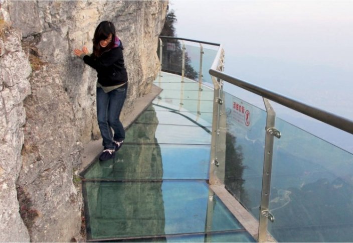 Стеклянный мост над пропастью в Китае треснул под ногами туристов