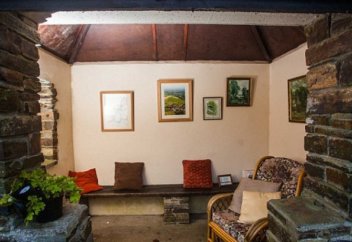 В Англии создали самую уютную автобусную остановку в мире (видео)