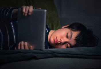 Балаларға түнде блогерлердің трансляциясын көруге тыйым салынады