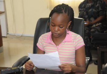 Тоғыздағы қыз терроризм туралы кітап жазды