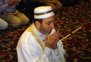 Дұға етемін деп, қызметінен қуылды (видео)