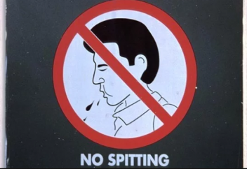 Қоғамдық жерде түкіргендер түрмеге жабылады