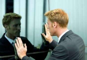 Ғалымдар айнаға көп қараудың денсаулыққа зиян екенін анықтады