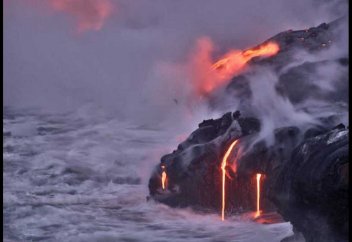 На Гавайях часть острова рухнула в океан: видео